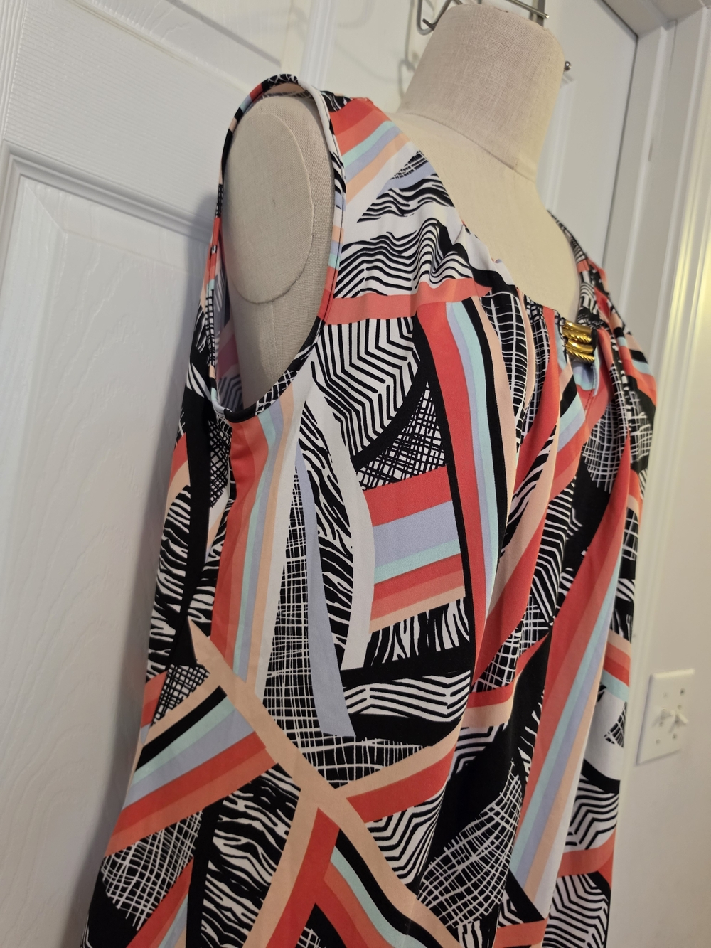 Avenue Coral, Black and Light Blue Geometric Sleeveless Blouse Size XL - Picture 4 of 5
